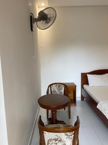 An Hoa 2 : طاولة صغيرة وكرسي في غرفة مع سرير