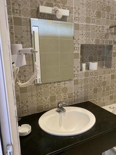 An Hoa 2 : حمام مزود بحوض ومِرآة