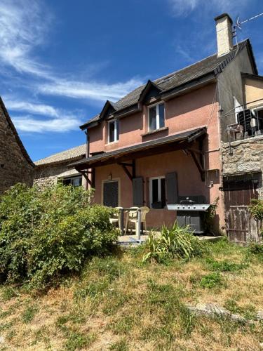 a house on a hill with a yard at Maison de campagne in Grandviala