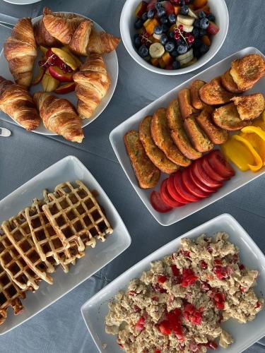 una mesa cubierta con platos de desayuno y gofres en Villa Miri Melon, en Privlaka