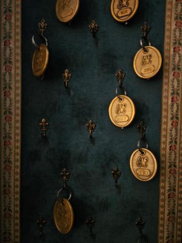 a bunch of clocks hanging on a wall at Hotel Marmułowski in Wejherowo