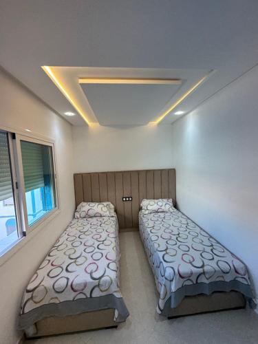 テトゥアンにあるNorthluxuryのベッド2台と天井のある寝室
