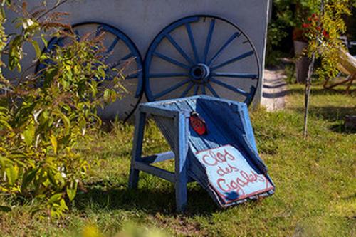 Κήπος έξω από το B&B Le Clos des Cigales