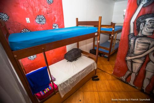 Ένα ή περισσότερα κρεβάτια σε δωμάτιο στο Books Hostel