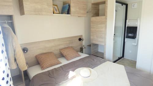 una camera da letto con un letto grande con due cuscini di Camping Les Brillas a Les Moutiers