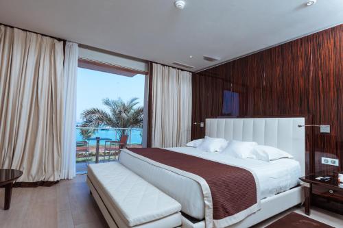 - une chambre avec un grand lit et une grande fenêtre dans l'établissement Terrou-Bi, à Dakar