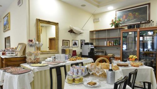 Makanan di atau berdekatan hotel