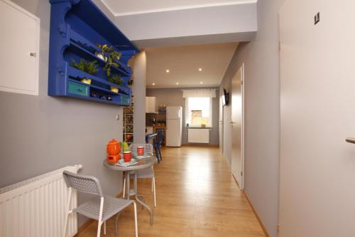 a hallway with a table and chairs in a room at Hostel w ogrodzie in Grudziądz