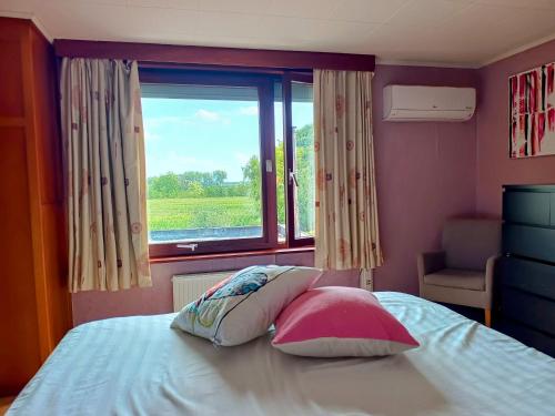 Una cama o camas en una habitación de Rustig gelegen woning in Tielrode