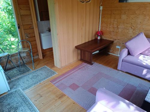 un soggiorno con un divano e un tavolo di Namelis Karklėje a Karklė