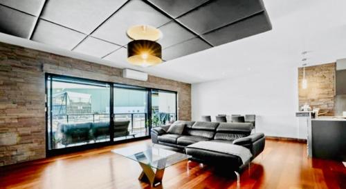 Χώρος καθιστικού στο Waterfront Getaway