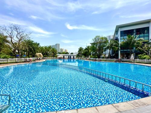 ein großer blauer Swimmingpool vor einem Gebäude in der Unterkunft Top Floor High Quality Studio In Vinhomes Green Bay Near Marriott, Grand Plaza in Hanoi