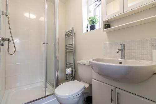 Great OakleyにあるModern & comfy 4 bedrooms Corby house free parkingのトイレ、洗面台、シャワー付きのバスルーム