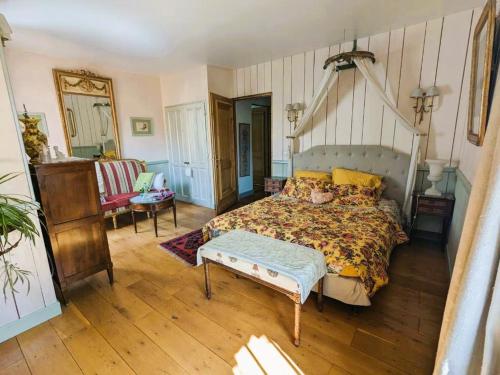 Ένα ή περισσότερα κρεβάτια σε δωμάτιο στο Chambre d'Hôtes La Grenade Bleue