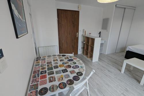 - une table avec des assiettes dans une pièce dans l'établissement Pleasant seaside studio, à Les Sables-dʼOlonne