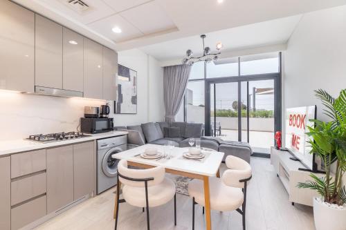 StayShort - Meydan Apartment Sleeps 2 with Huge Balcony