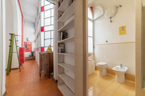 une salle de bain avec toilettes et lavabo dans l'établissement Casa di Cosimo - WelcomeToRhome, à Rome