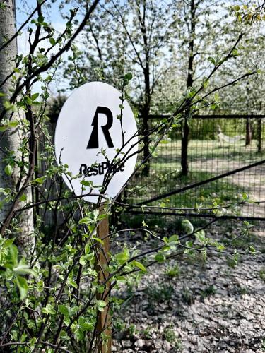 Certificado, premio, señal o documento que está expuesto en Rest Place Mszczonów