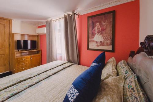 a bedroom with a bed and a painting on the wall at Blue Rawal in Bain Boeuf