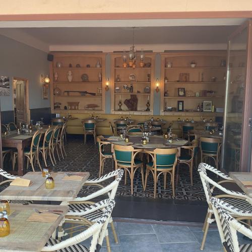 un restaurant avec des tables et des chaises dans une salle dans l'établissement Hotel La Terrasse, à Zonza