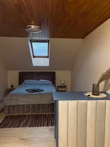 Schlafzimmer mit einem Bett mit blauer Theke in der Unterkunft Saulėlydžio apartamentai in Palanga