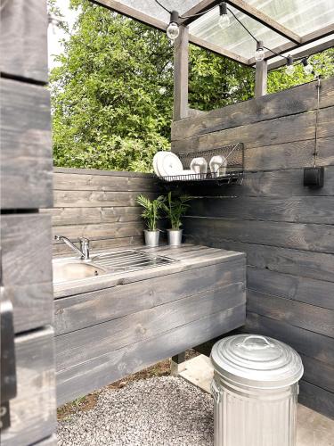 Un baño con lavabo y pared de madera. en Rest Place Mszczonów, en Mszczonów