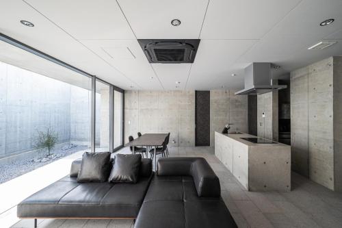 una sala de estar con un sofá y una mesa en Villa Reine, en Beppu