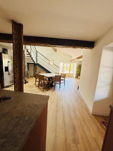 a kitchen and dining room with a table and chairs at Le Gîte Eiffel Les Gîtes de l'Atelier in Gaudonville