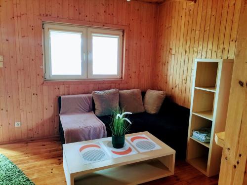 una sala de estar con un sofá y una mesa en Domki Pirat, en Władysławowo