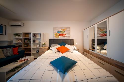 Кровать или кровати в номере Fleksibilni SelfCheckIns 168 - Zagreb - Studio - Parking - Lođa