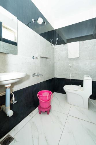 Ein Badezimmer in der Unterkunft HOTEL NNP GRAND Rameswaram