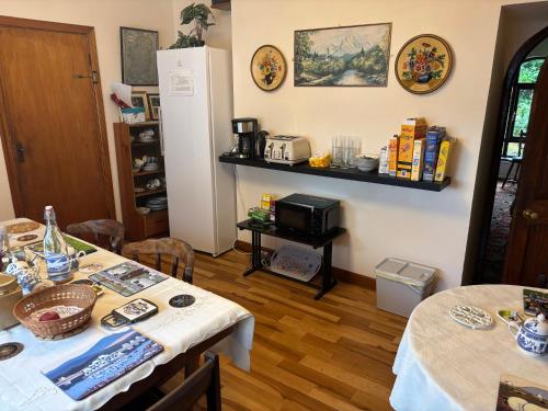 キャッシェルにあるPalm Grove B&Bのダイニングルーム(テーブル2台、冷蔵庫付)