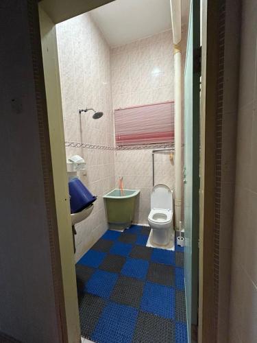 a bathroom with a tub and a toilet and a sink at Casa D' Bernam in TanjongMalim