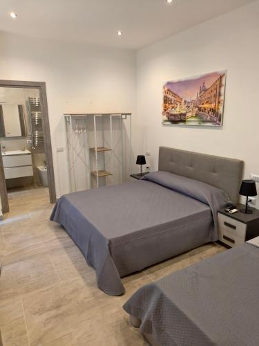 um quarto com uma cama grande e um banheiro em Jadore Monic em Roma