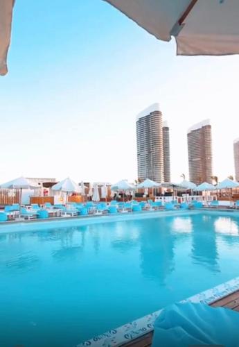 شقة فخمه متميزه بقلب العلمين الجديده شامل دخول الشاطىء والمسبح