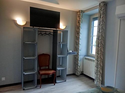a room with a tv on top of a book shelf at la passerelle in Maurs