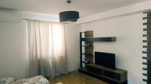 ein Wohnzimmer mit einem Flachbildfernseher an der Wand in der Unterkunft House Solis in Banjol