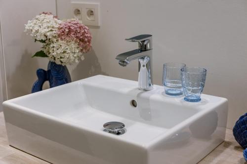 Galeriebild der Unterkunft Huswell - Two guest-rooms in stylish villa - free bikes in Brügge