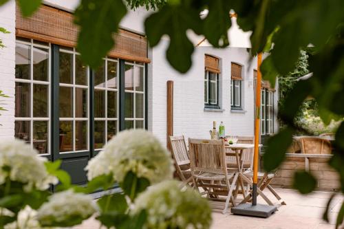 Ein Garten an der Unterkunft Huswell - Two guest-rooms in stylish villa - free bikes