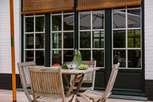 Ein Patio oder anderer Außenbereich in der Unterkunft Huswell - Two guest-rooms in stylish villa - free bikes