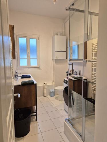 une salle de bain avec un lavabo et des toilettes dans l'établissement maison idéale déplacement 4 ou 5 personnes, à Saint-Étienne-du-Rouvray
