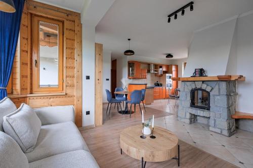 Osada Białka Tatrzańska - apartamenty & domki z ogrodem dla rodzin Odkryj-Bialkeにあるシーティングエリア