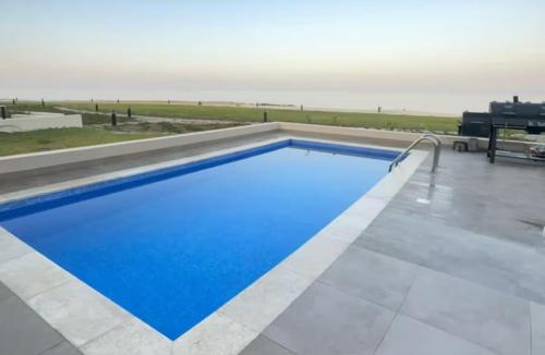 マスカットにあるNight Moonの家の中の青い水の大きなスイミングプール