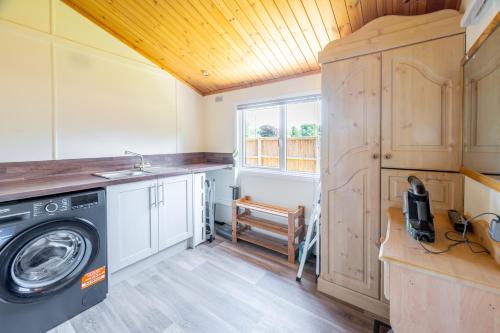 Kuchyň nebo kuchyňský kout v ubytování Swift Host - The Cabin - Sleeps Six - Near Aylsham - Garden