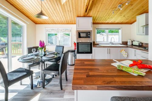 Kuchyň nebo kuchyňský kout v ubytování Swift Host - The Cabin - Sleeps Six - Near Aylsham - Garden
