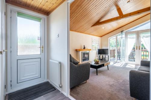 Posezení v ubytování Swift Host - The Cabin - Sleeps Six - Near Aylsham - Garden