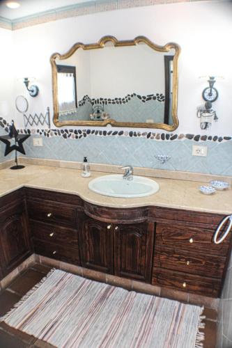 a bathroom with a sink and a mirror at Habitaciones Doña Cris in Puerto del Carmen