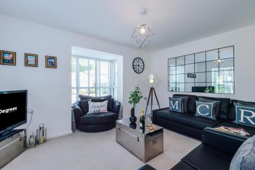 a living room with a couch and a tv at Stunning Riverside 3-Bed Home by 53 Degrees Property in Manchester with Garden & FREE Parking! in Manchester