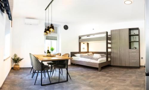 Ένα ή περισσότερα κρεβάτια σε δωμάτιο στο Apartmaji na Pošti