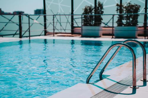 Bazén v ubytování Hotel Málaga Nostrum Airport nebo v jeho okolí